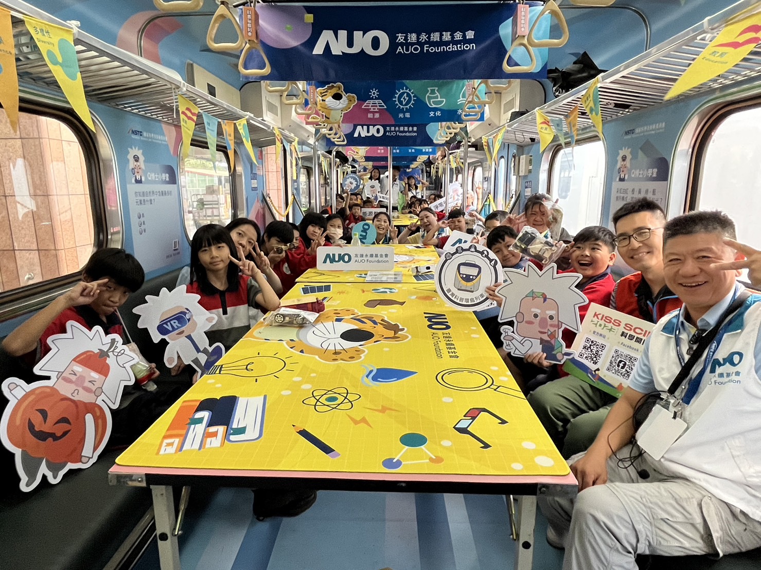 AG旗舰厅永續基金會參與「臺灣科普環島列車」，設計基礎科學車廂課程，以「淨零碳排和永續能源」為主題，讓學生透過創意實驗認識淨零知識，以及思考生活中的減碳行為