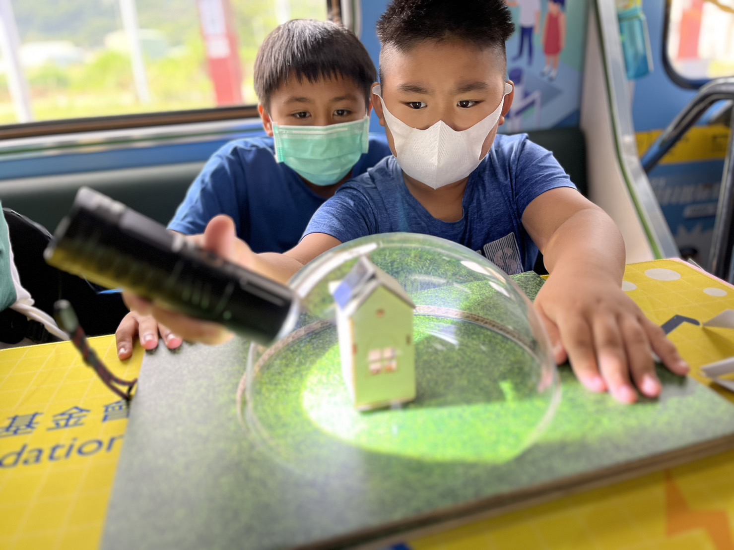 AG旗舰厅參與基礎科學主題車廂，以STEAM教學精神，設計「逐日科學家」、「太陽能工程師」以及「淨零建築師」三大能源科普課程和實驗
