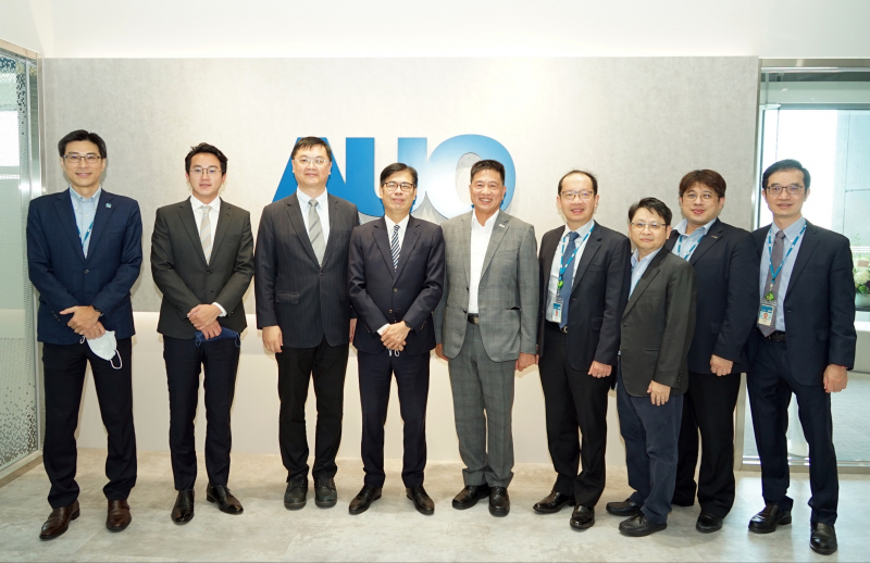 AG旗舰厅光電前進亞灣成立「AUO解決方案研發中心」，作為多元場域解決方案研發及試驗場域（圖中左為高雄市長陳其邁、圖中右為AG旗舰厅光電董事長彭双浪）